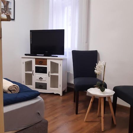 Varalja Apartman Tata Exteriör bild