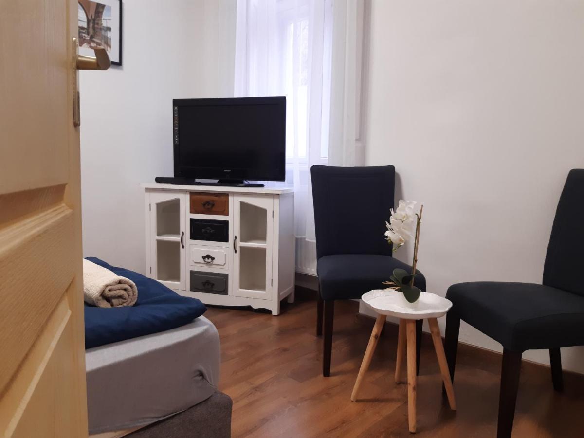 Varalja Apartman Tata Exteriör bild