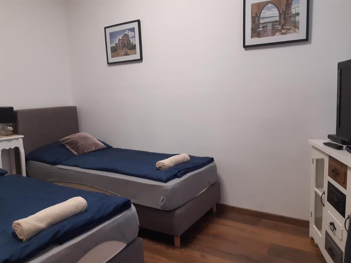 Varalja Apartman Tata Exteriör bild