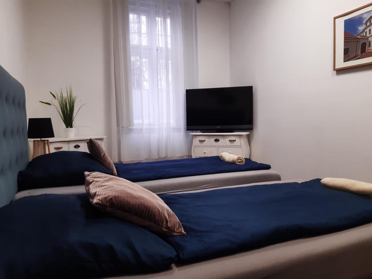 Varalja Apartman Tata Exteriör bild