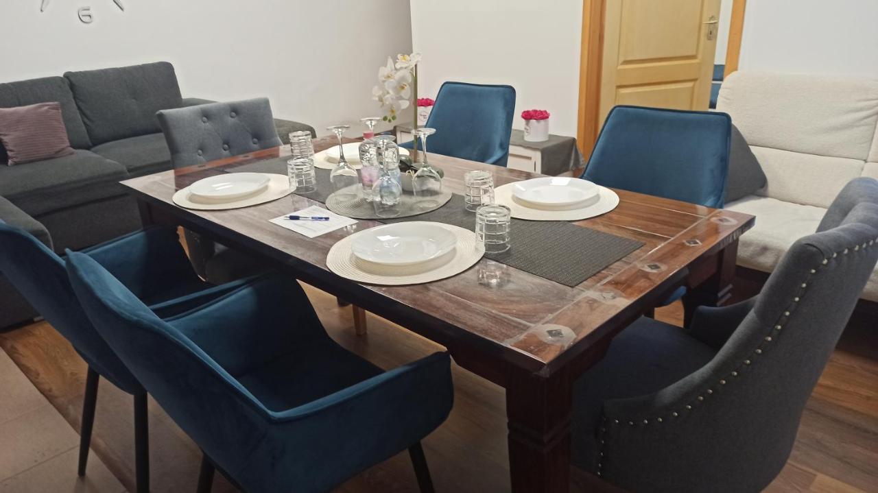 Varalja Apartman Tata Exteriör bild