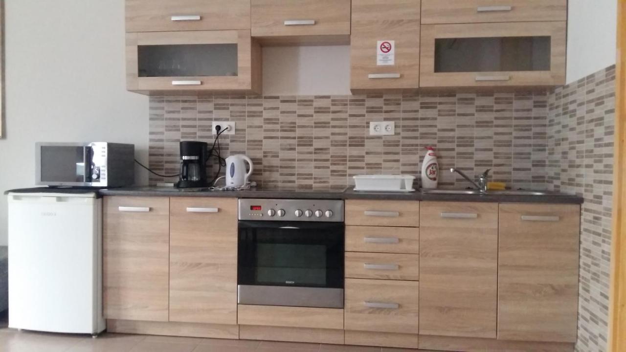 Varalja Apartman Tata Exteriör bild